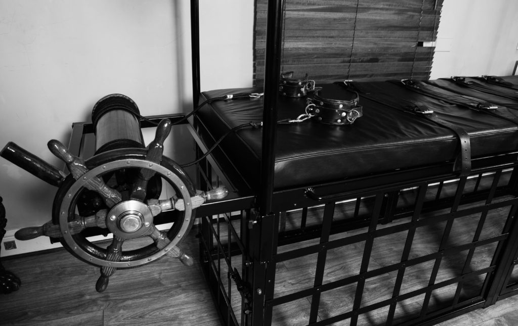 Extended Heavy Bondage And Caging Sessions Manchester